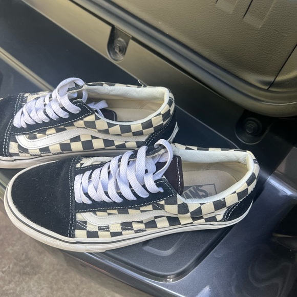Size 8 women’s vans!!! - Picture 2 of 3
